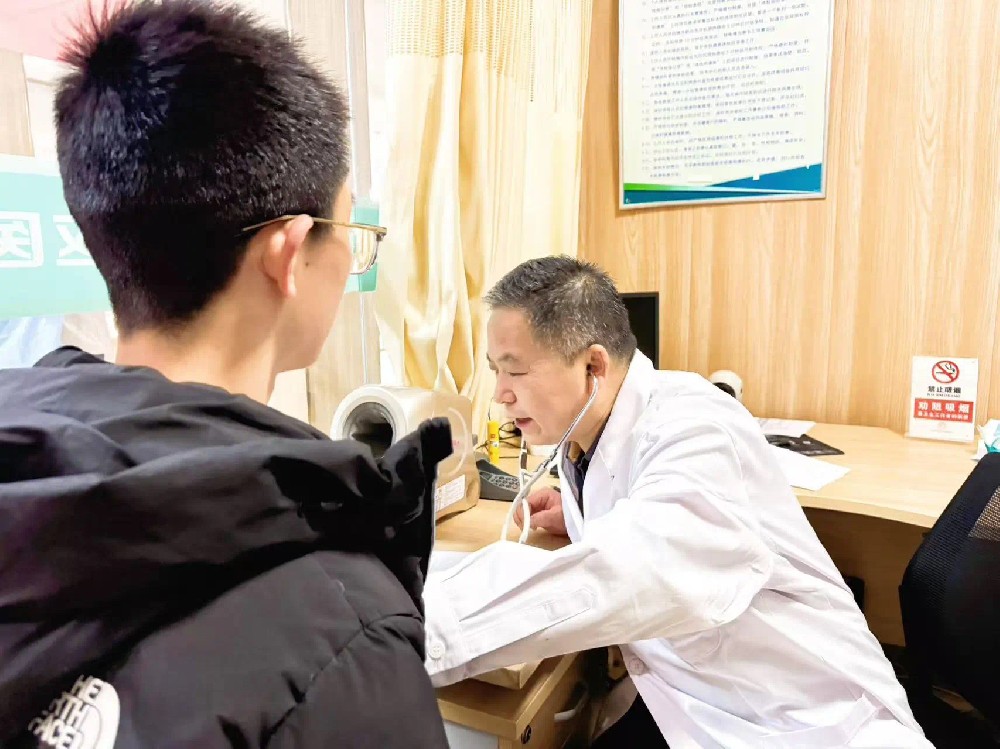 守護(hù)青春夢想 助力健康啟航——臥龍區(qū)婦幼保健院周末為中招考生開通體檢綠色通道