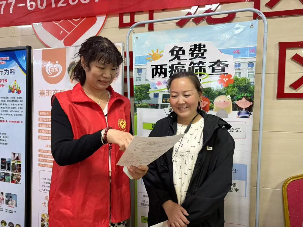 黨旗飄揚(yáng)護(hù)健康 志愿服務(wù)暖人心